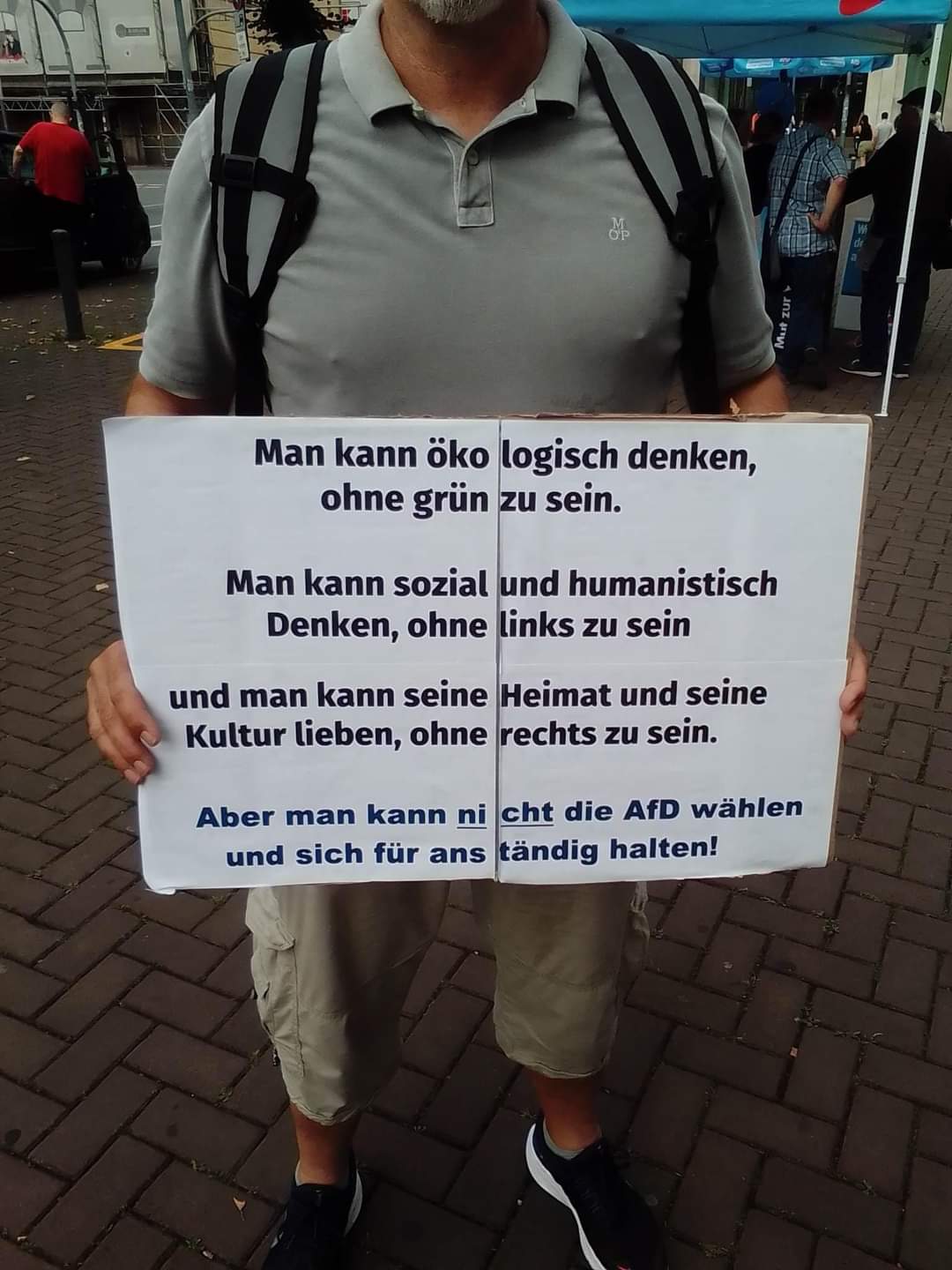 Zwei-Personen-Protest am AfD-Desinformationsstand