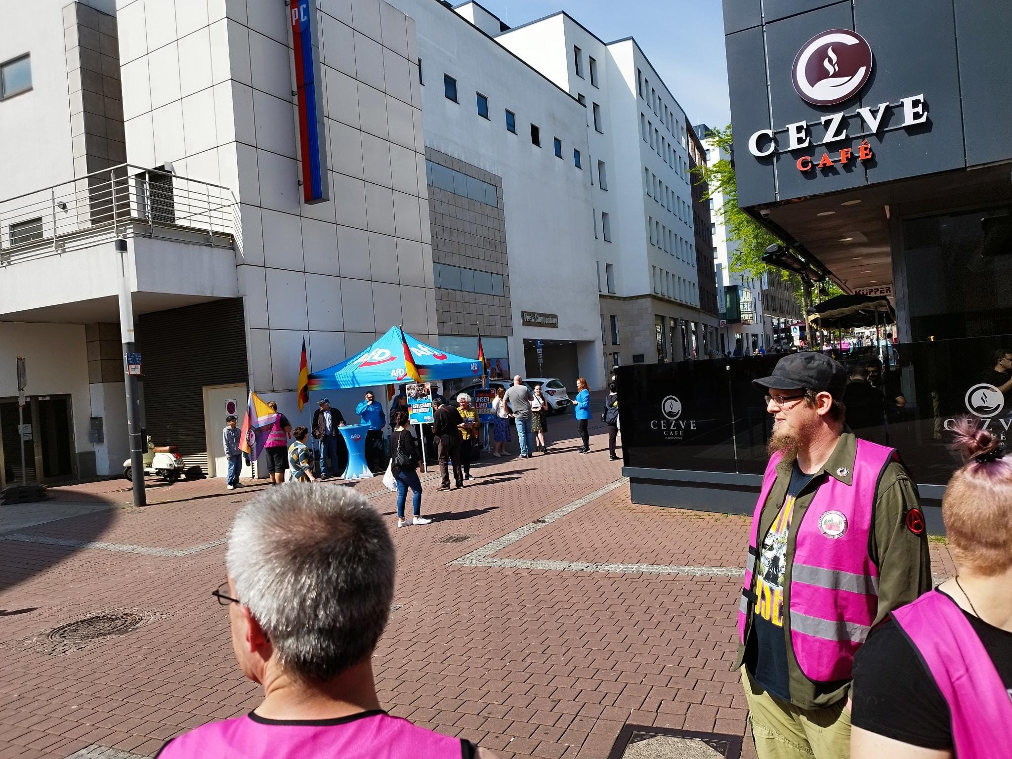 Protest am AfD-Desinformationsstand in RE